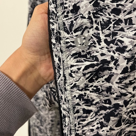 Lululemon For Love Crop Mini Ripple White Seal Grey/Black 2 - Picture 16 of 16